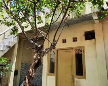 Rumah Tua Deket Jalan Raya Lokasi Strategis di Pondok Kelapa