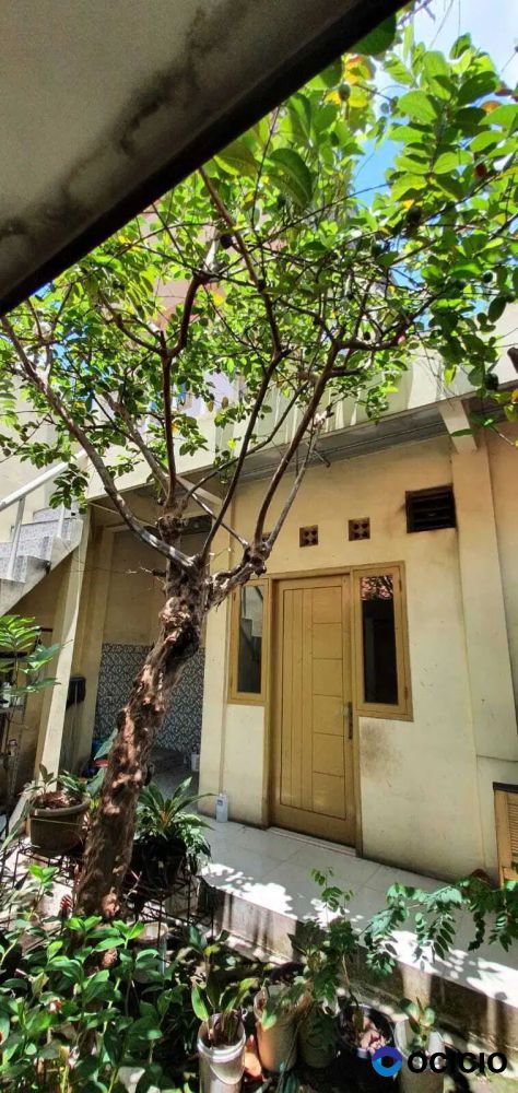 Rumah Tua Deket Jalan Raya Lokasi Strategis di Pondok Kelapa