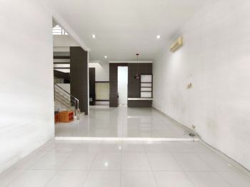 Dijual Villa 3 Lantai Semi Furnished Komplek Cemara Asri Jalan Camelia