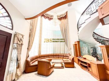 Sangat Limited Dijual Villa Siap Huni Komplek Taman Polonia 5