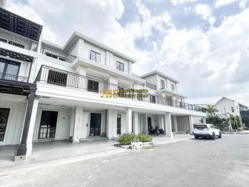 Dijual Villa 3.5 Tingkat Kondisi Kosong Komplek Jewel Park Polonia