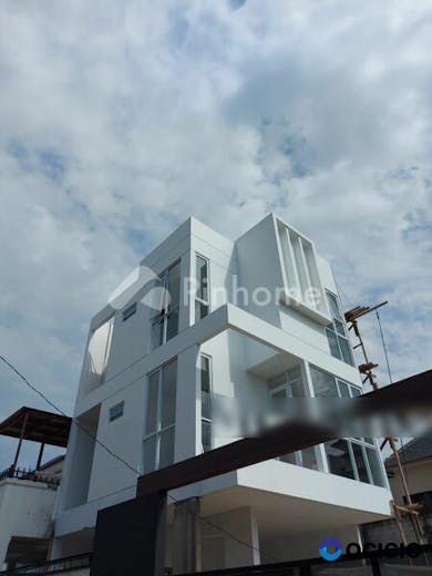 Dijual Rumah Siap Pakai di Jl. Perdana , Pesanggrahan