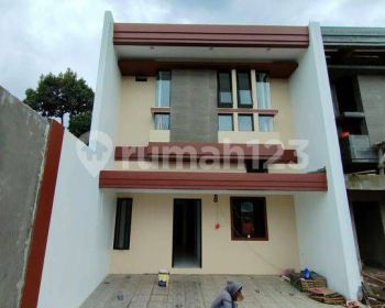 Dijual Rumah 2 Lantai Mewah Strategis Dalam Cluster di Jatiwaringin Pondok Gede