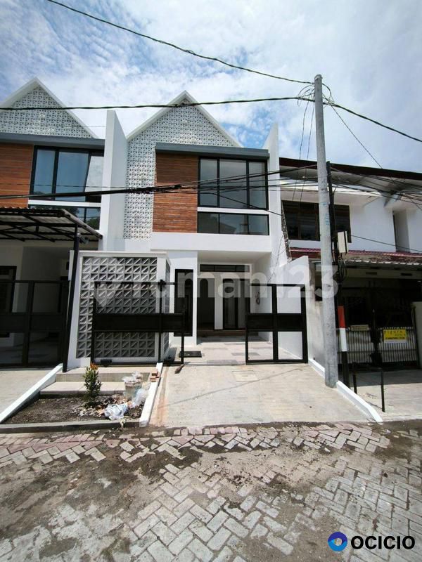 Rumah di Gading Pantai Surabaya Timur 2 Lantai Baru SHM