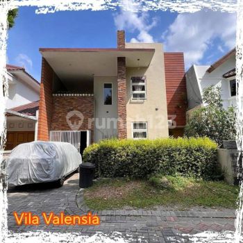 Rumah Villa Valensia By Pakuwon Indah 2 Row 2 Mobil, Carport 1