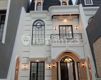 Rumah American Clasic plus Kolam Renang Di Jagakarsa