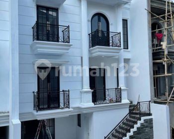 Dijual Rumah American Classic 3lantai Di Jagakarsa