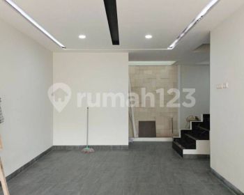 Dijuak Rumah 3.5 Lantai siap Huni Di Jagakarsa