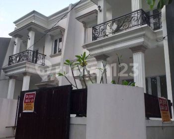 Rumah Hook 2 Lantai Dan Siap Huni Di Kavling Ui Barat Beji