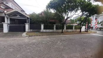 Dijual rumah hook luas tanah 423 m di kemang pratama1 bebas banjir