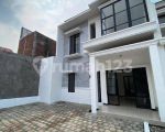 thumbnail-baru-rumah-american-classic-yang-berlokasi-di-surabaya-barat-10