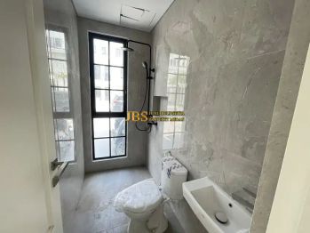 Dijual Villa Siap Huni di Komplek Jewel Park Jalan Starban - Polonia