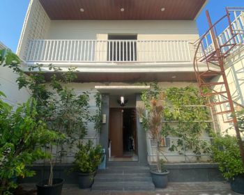 Dijual 2 Rumah Dalam 1 Lokasi beserta 12 Kamar Kost di Taman Mini