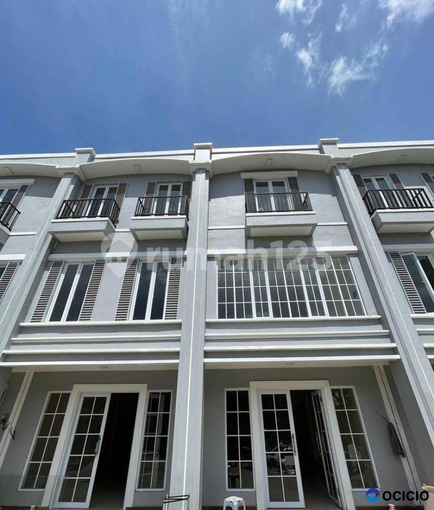 Dijual Ruko Hadap Jalan Raya Dengan Parkir Luas Cocok Utk Usaha Atau Kantor, Bsd