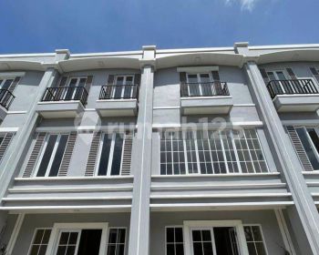 Dijual Ruko Hadap Jalan Raya Dengan Parkir Luas Cocok Utk Usaha Atau Kantor, Bsd