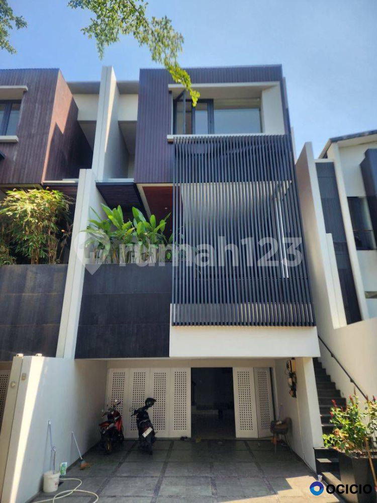 Dijual Rumah Mewah Dalam Townhouse Lokasi Strategis Deket Cito 3 Lantai