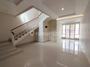 Rumah Baru Gress, Lokasi Strategis di Manyar, SUrabaya