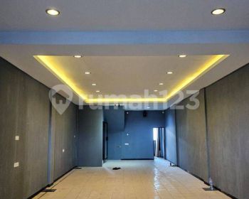 Disewakan Ruko 3 Lantai Eksklusif Siap Pakai