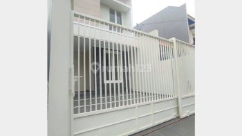 Rumah baru gress, Bagus dan Lokasi Strategis, Manyar, Surabaya